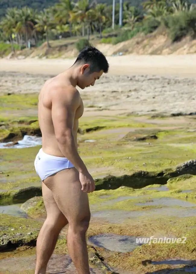  海边冲浪肌肉猛男，大包翘臀湿了很顶 