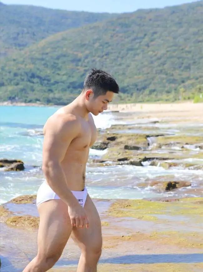  海边冲浪肌肉猛男，大包翘臀湿了很顶 