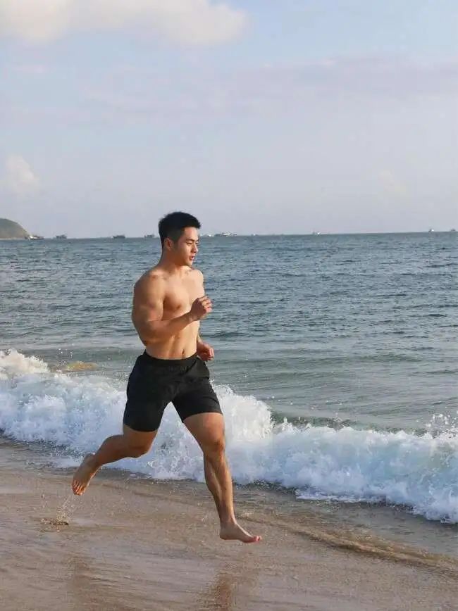  海边冲浪肌肉猛男，大包翘臀湿了很顶 