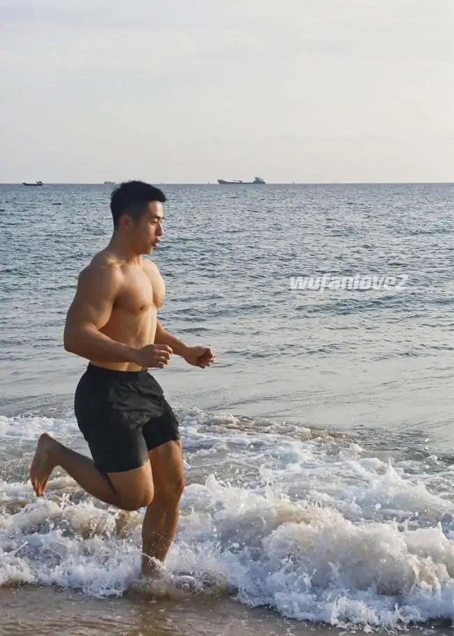  海边冲浪肌肉猛男，大包翘臀湿了很顶 