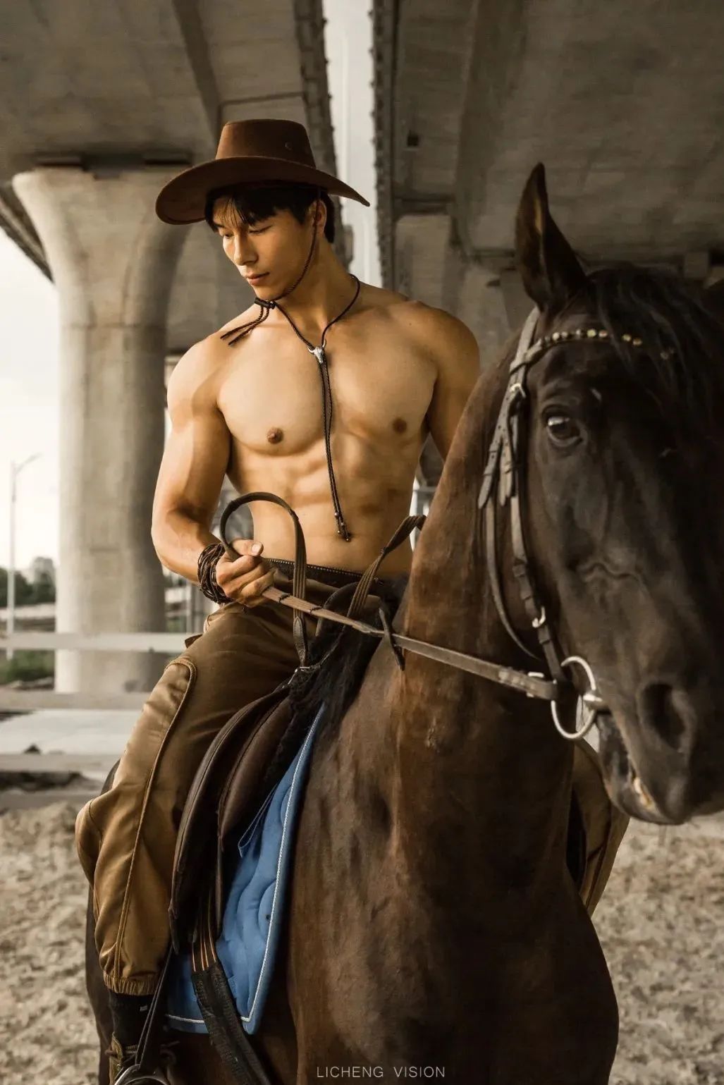 182cm 山东肌肉壮汉骑马牛仔大片 