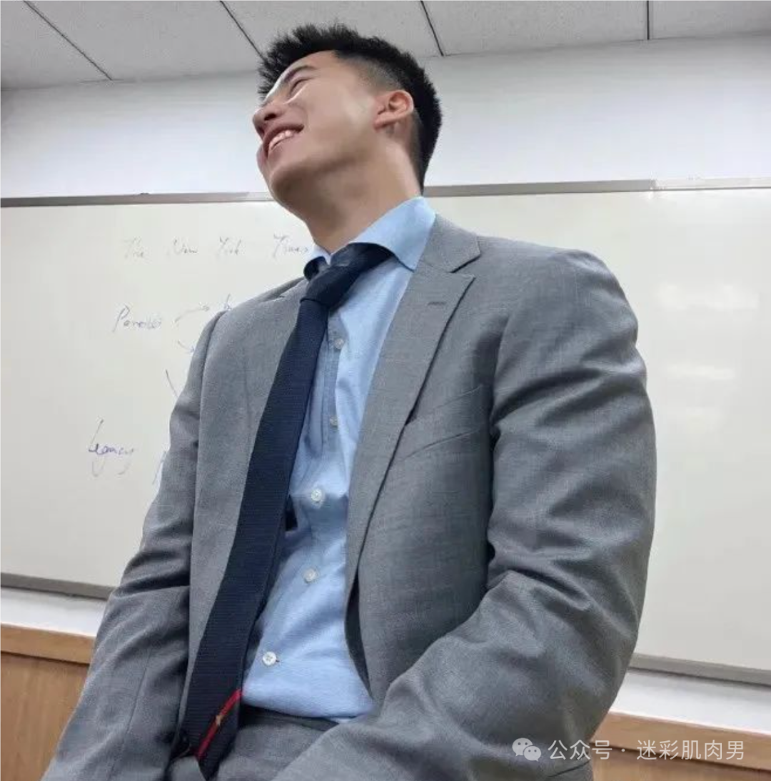  爱穿正装的英语老师脱啦？山东大汉太强了！