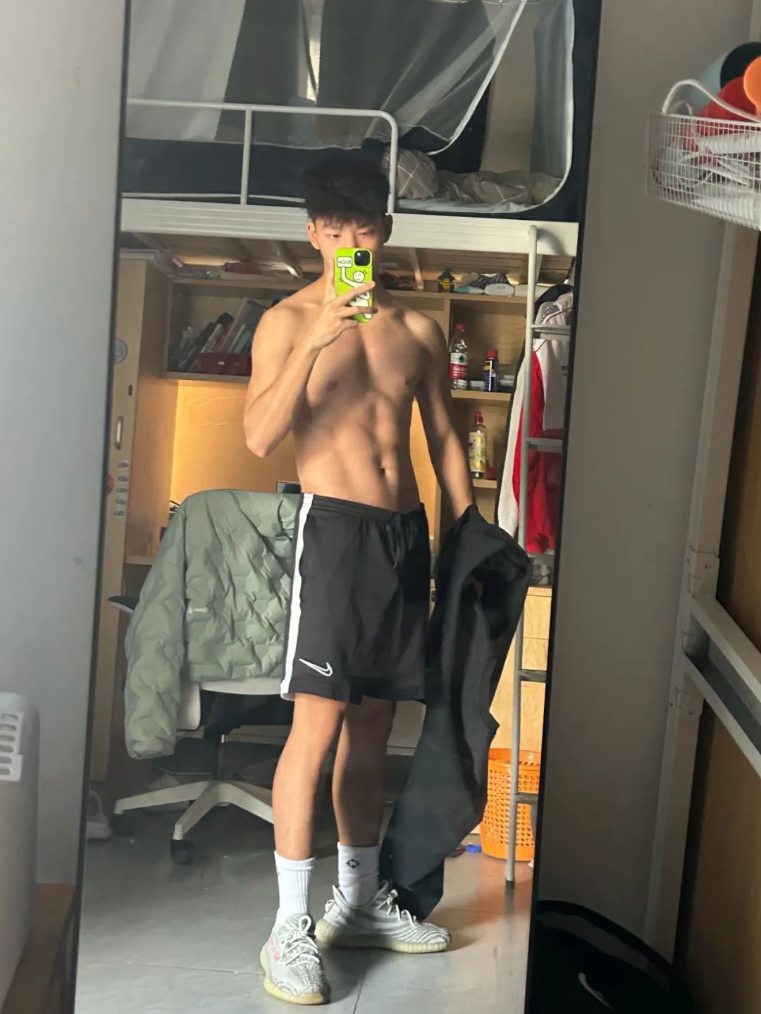  广州体院男大体育生，居然在宿舍脱了 