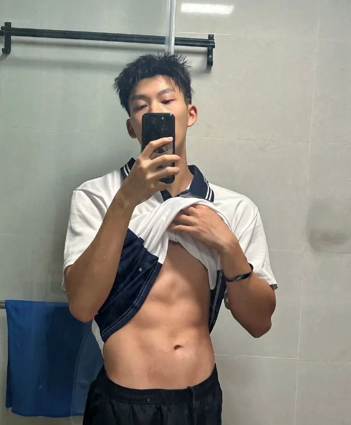  广州体院男大体育生，居然在宿舍脱了 
