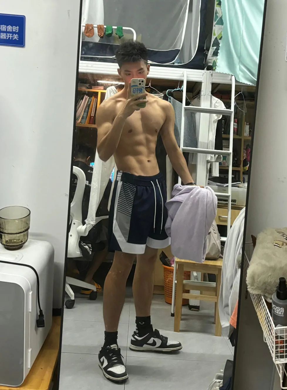  广州体院男大体育生，居然在宿舍脱了 