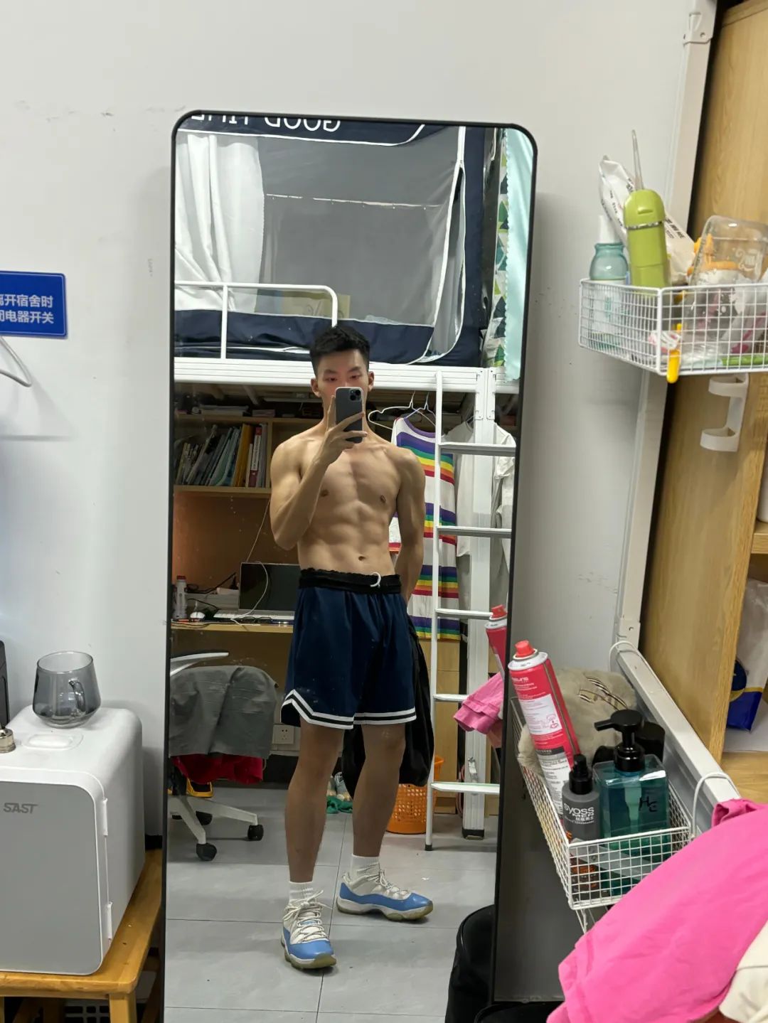  广州体院男大体育生，居然在宿舍脱了 