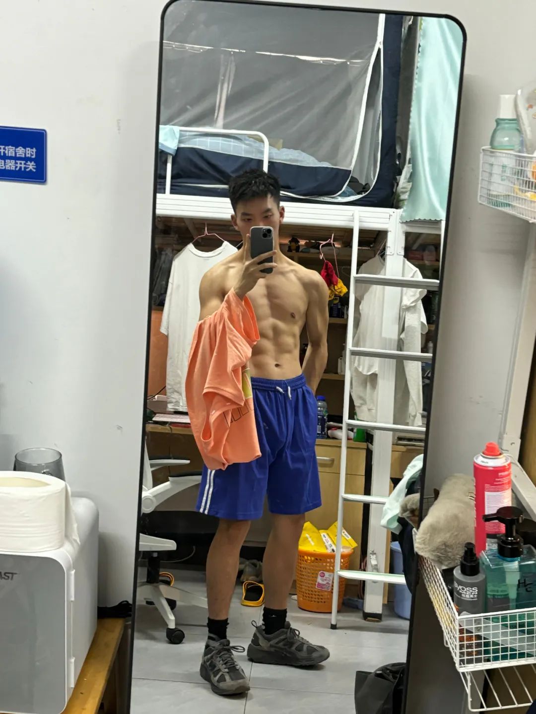  广州体院男大体育生，居然在宿舍脱了 