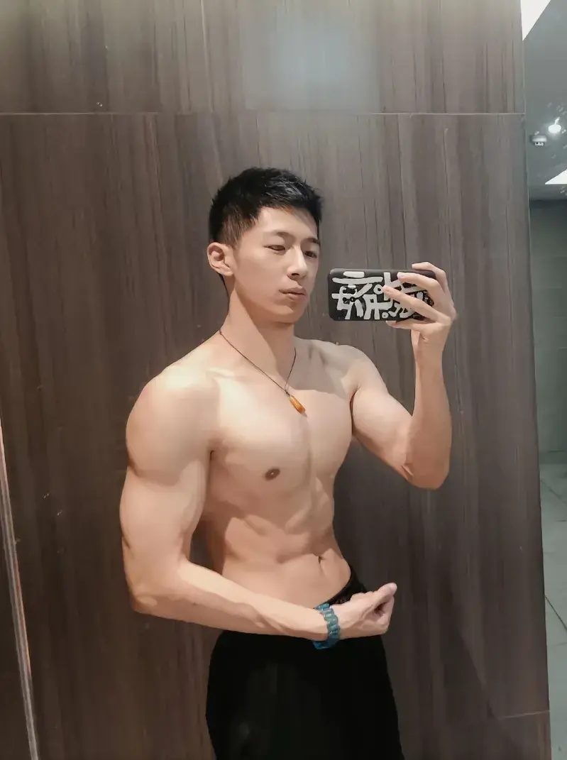  泳池里的 185cm 小哥哥，魅力藏不住啦 