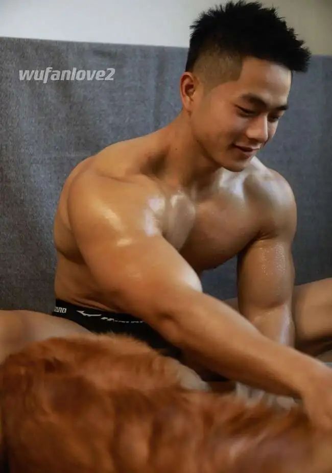  阳光帅气肌肉网红体育老师，来跟他一起上课吧！
