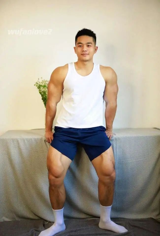  阳光帅气肌肉网红体育老师，来跟他一起上课吧！