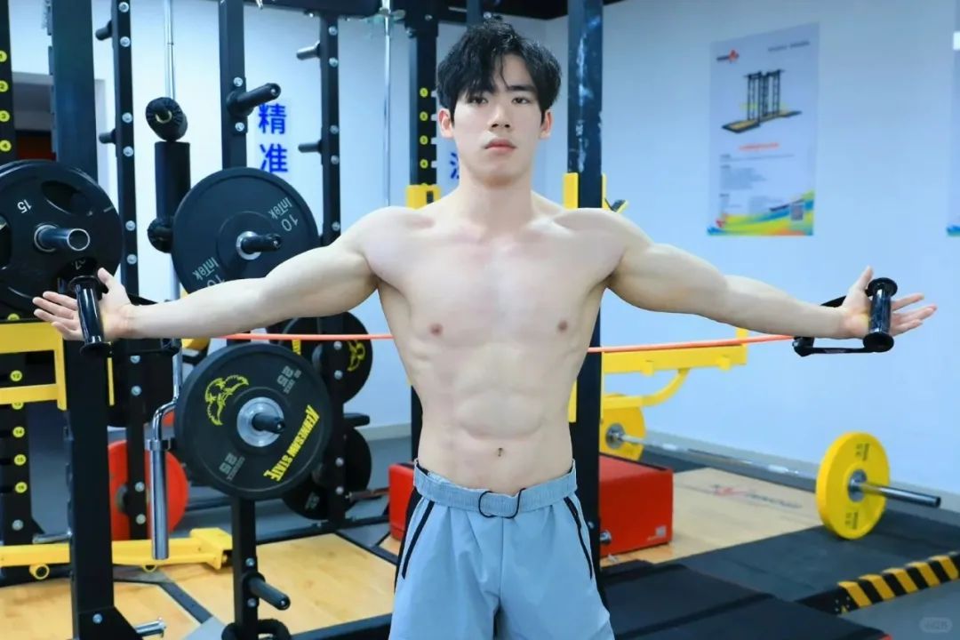 别光顾着心疼张博恒了，还是来看看他最新的男色写真吧！