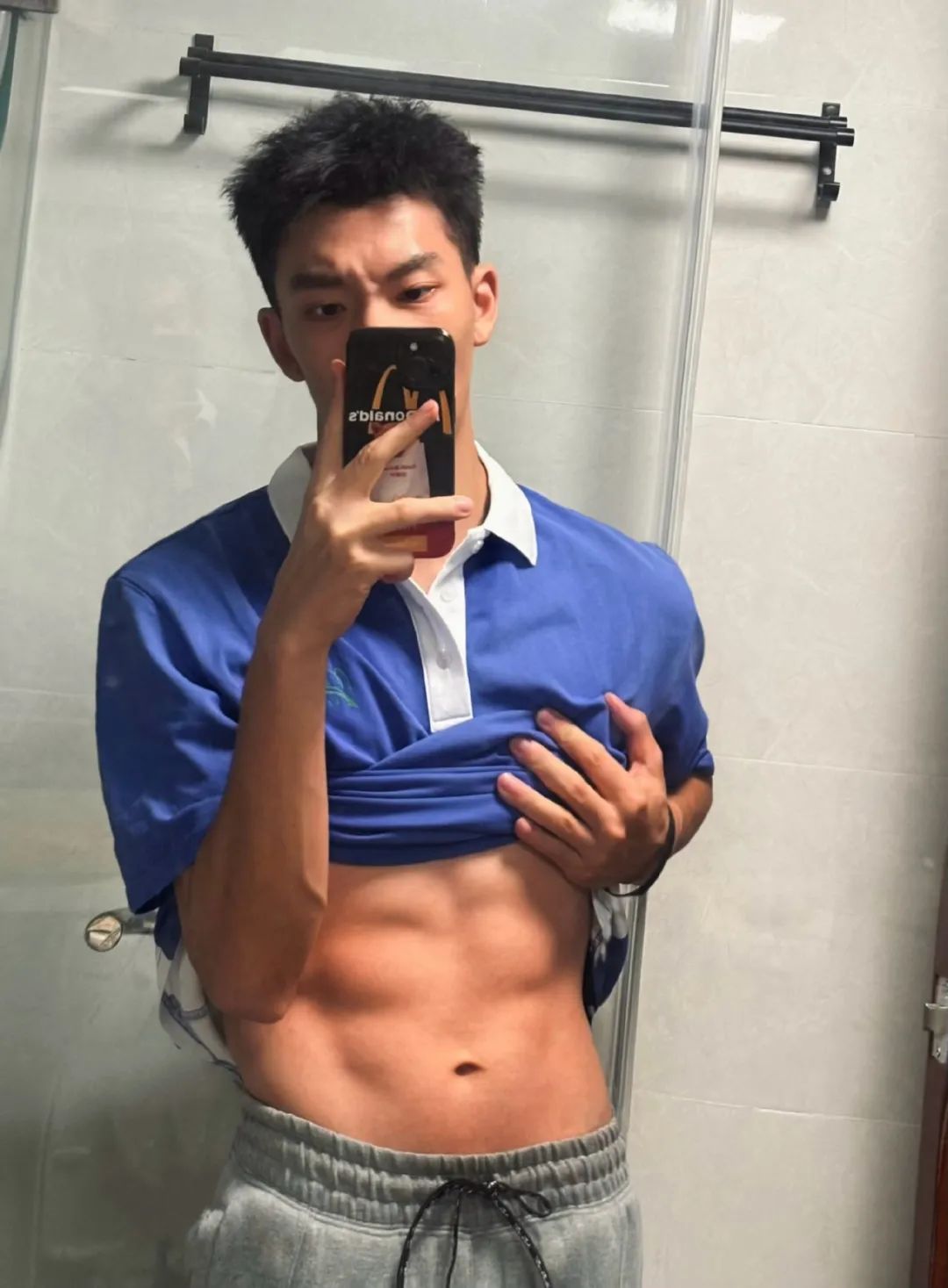  广州体院男大体育生，居然在宿舍脱了 