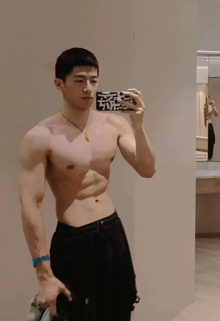  泳池里的 185cm 小哥哥，魅力藏不住啦 