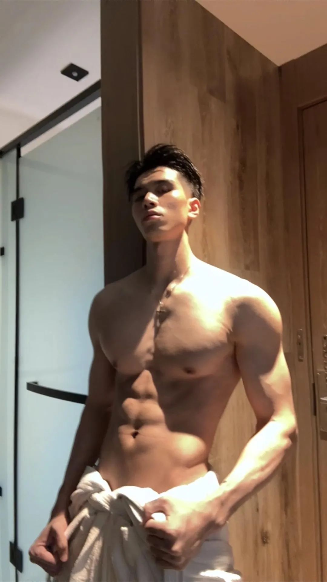  八块腹肌冷白皮小哥哥，凸凸显实力湿身了 