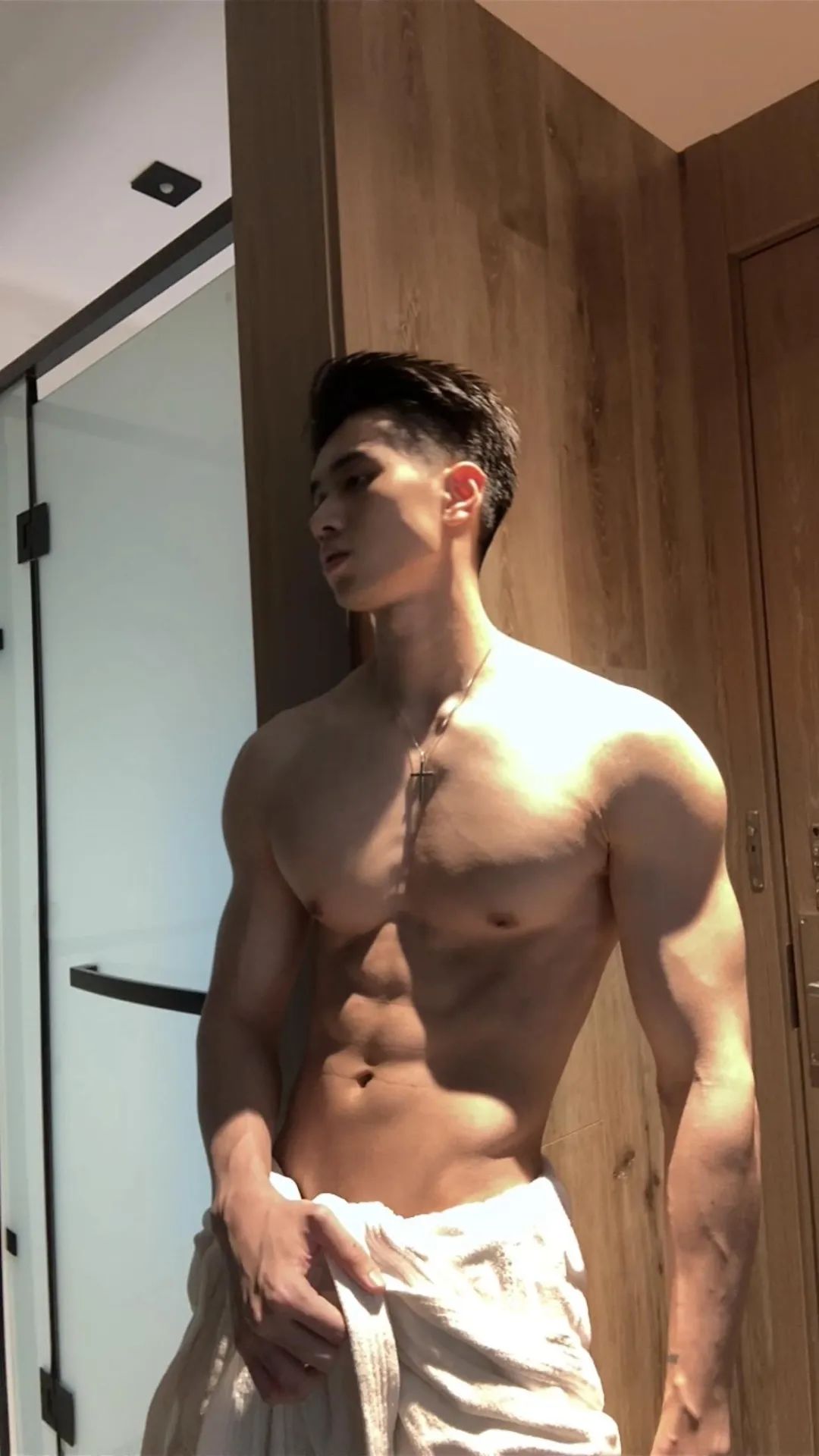  八块腹肌冷白皮小哥哥，凸凸显实力湿身了 