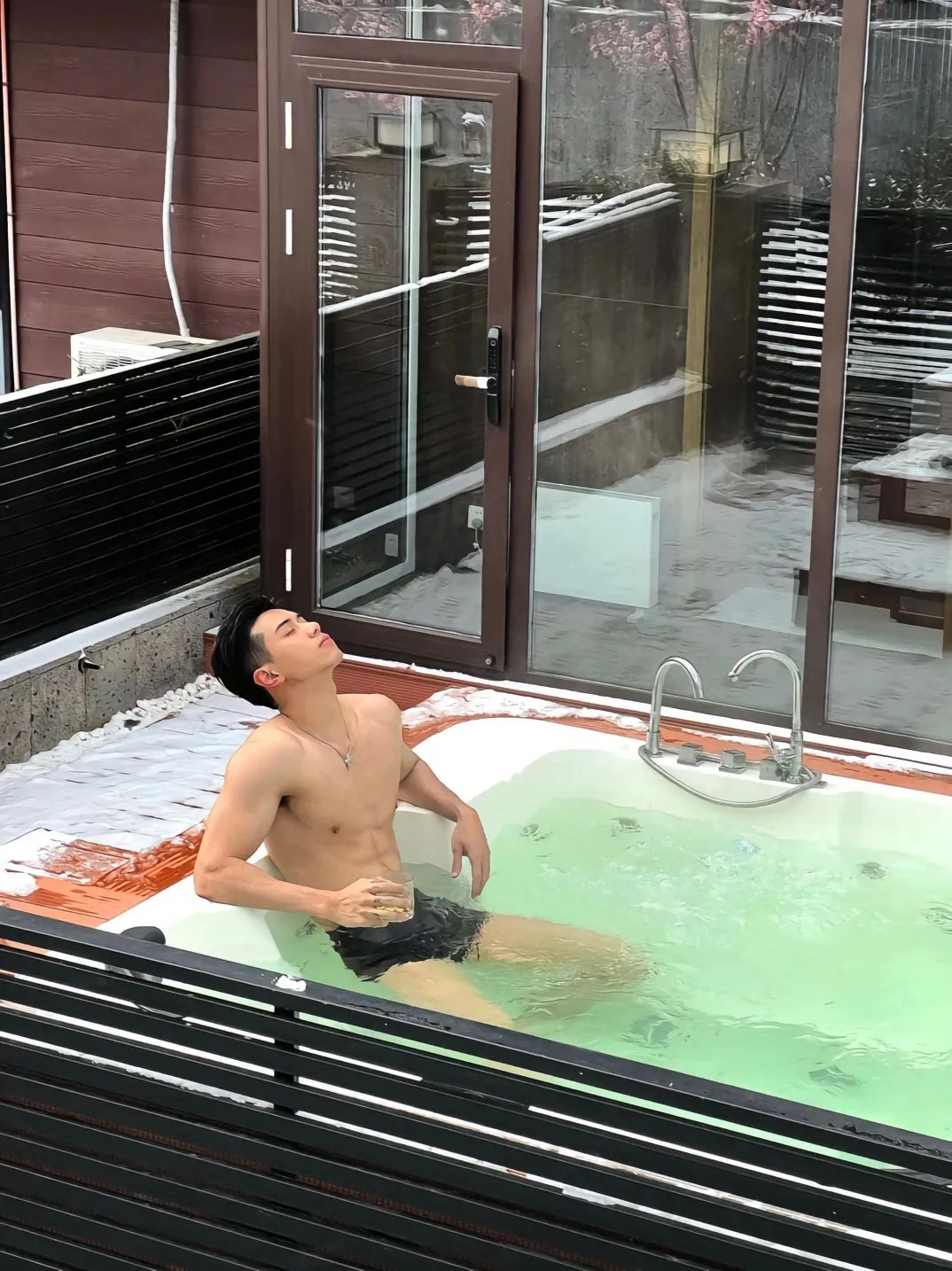  八块腹肌冷白皮小哥哥，凸凸显实力湿身了 