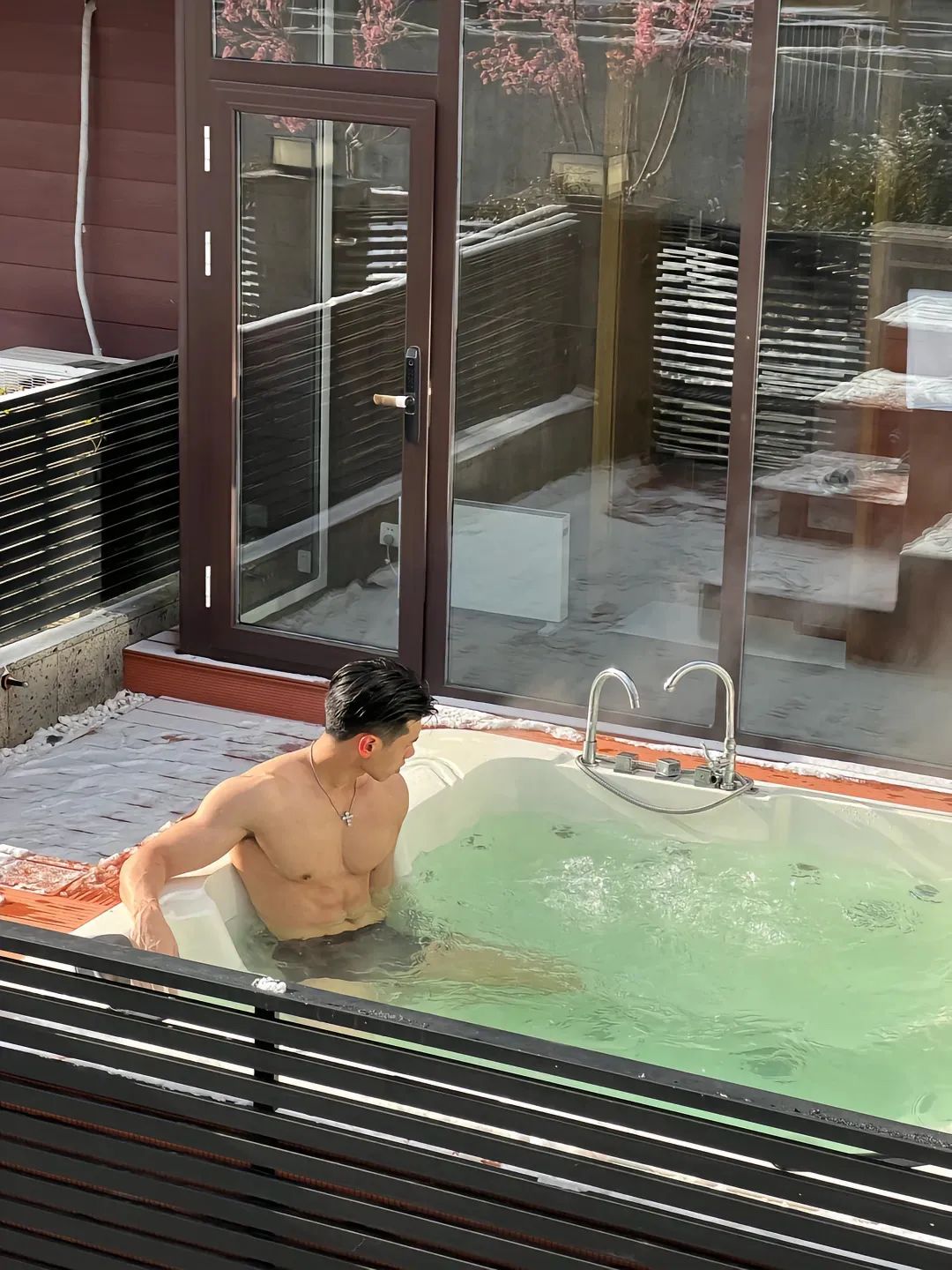  八块腹肌冷白皮小哥哥，凸凸显实力湿身了 