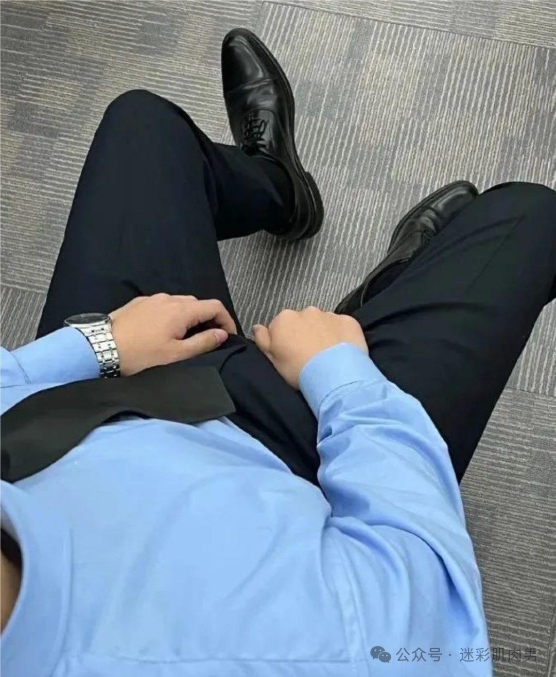  泳池里的 185cm 小哥哥，魅力藏不住啦 