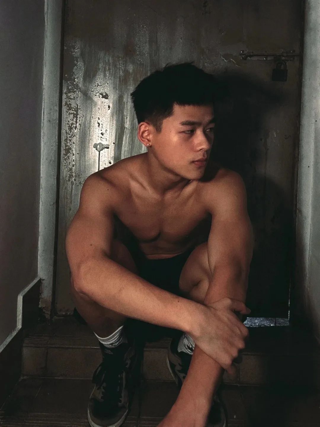19 岁福建寸头钻石男高秀腹肌，屏都都被舔烂了