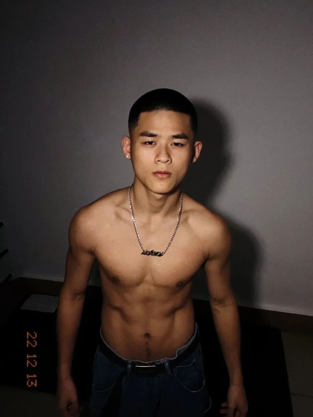 19 岁福建寸头钻石男高秀腹肌，屏都都被舔烂了