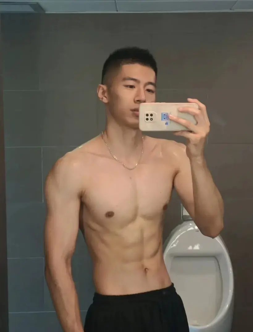  泳池里的 185cm 小哥哥，魅力藏不住啦 