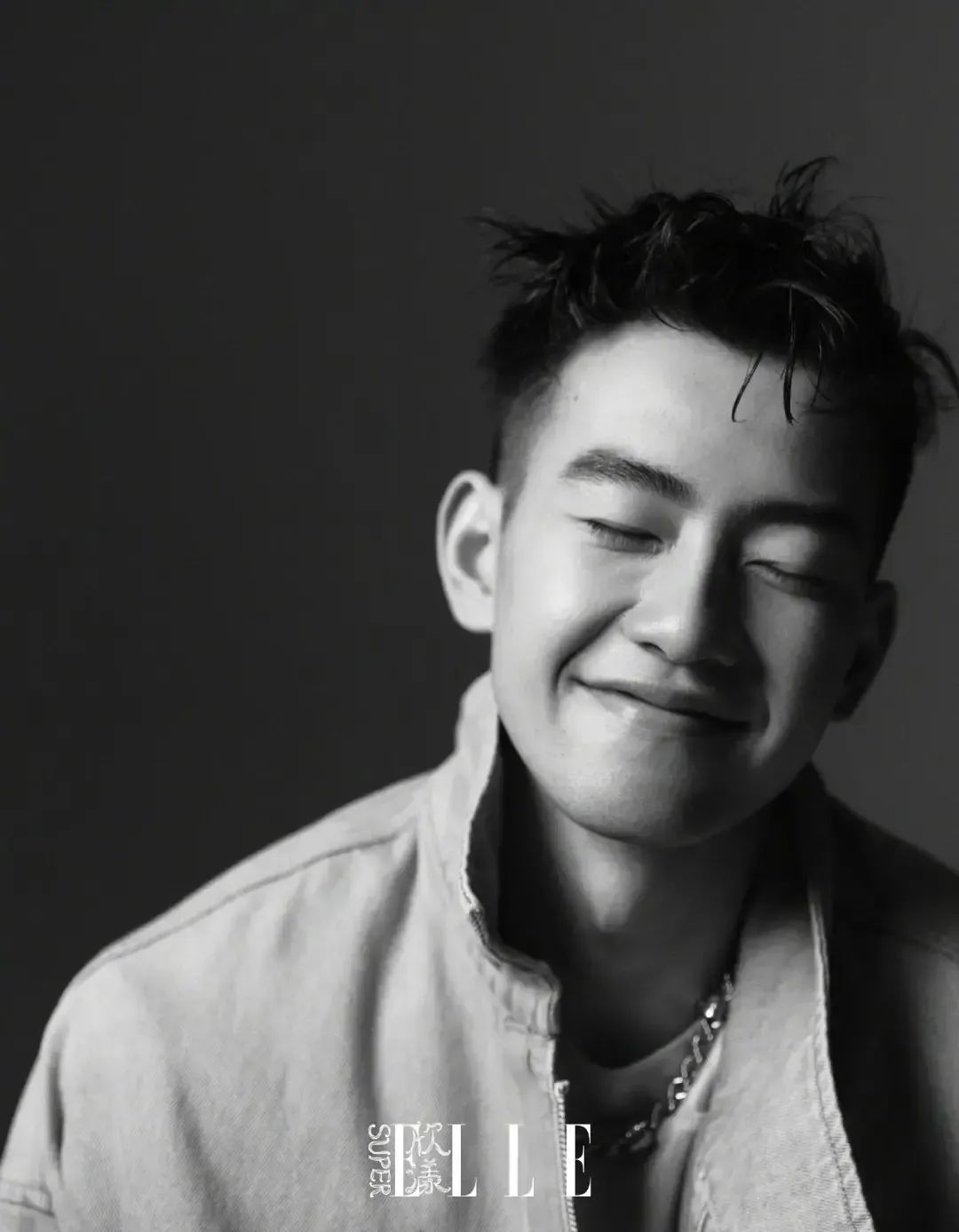 羽毛球王子王昶,美背写真引爆热搜! 羽毛球王子王昶,美背写真引爆热搜!