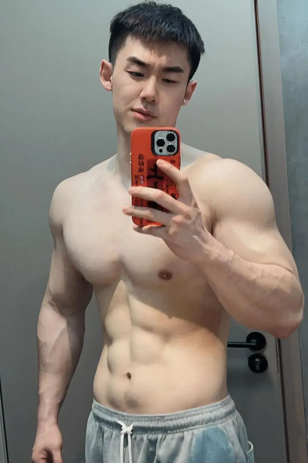  舔屏预警！肌肉哥哥的腹肌，冷白皮让人着迷 