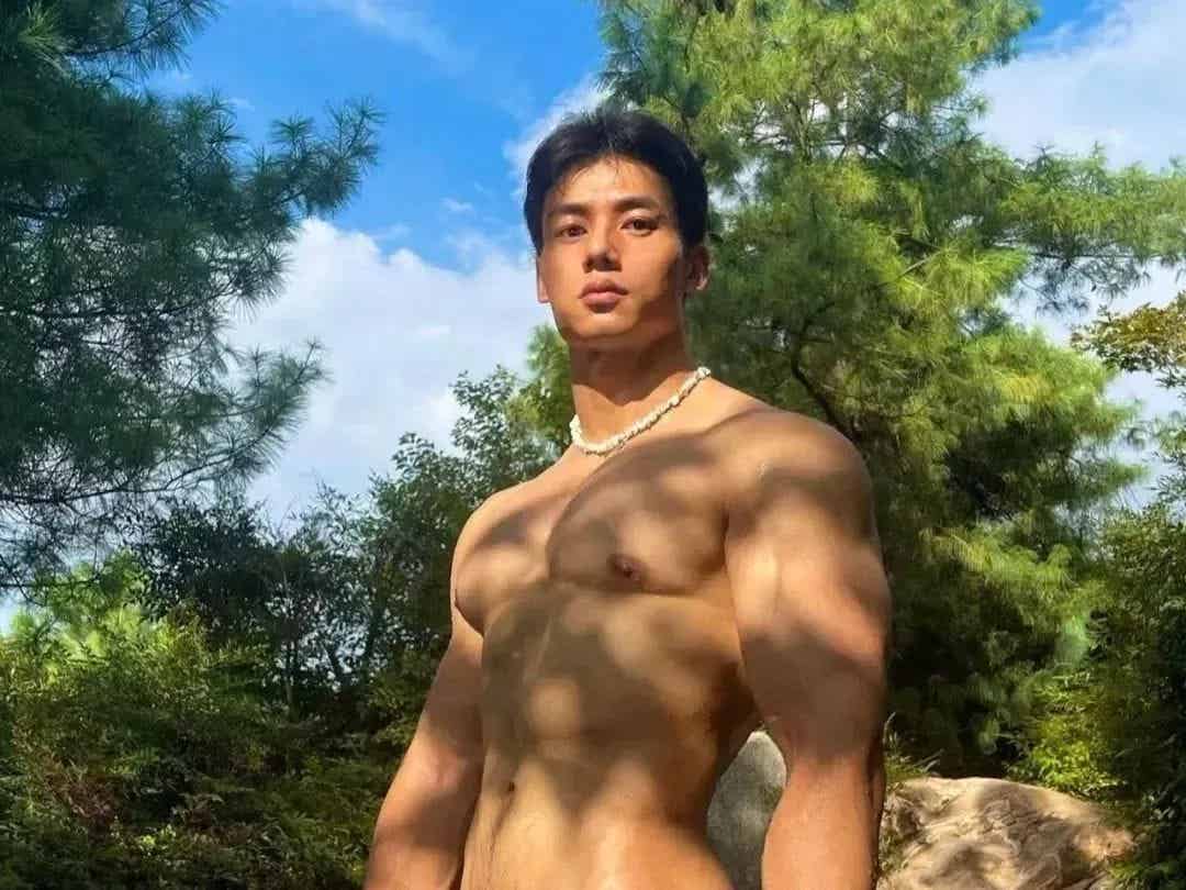 舔屏预警！肌肉哥哥的腹肌，冷白皮让人着迷