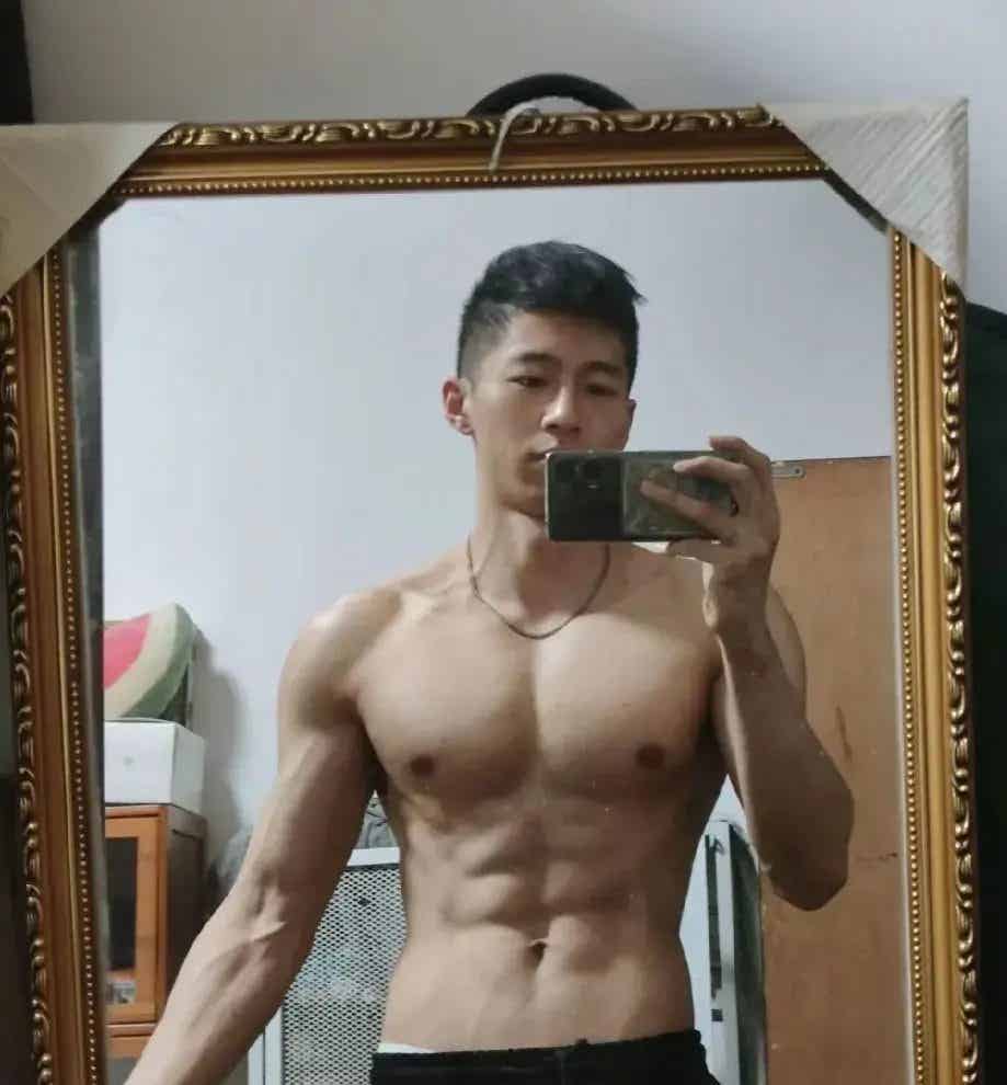 泳池里的 185cm 小哥哥，魅力藏不住啦