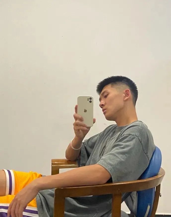  体育生网红被女记者采访揭秘 