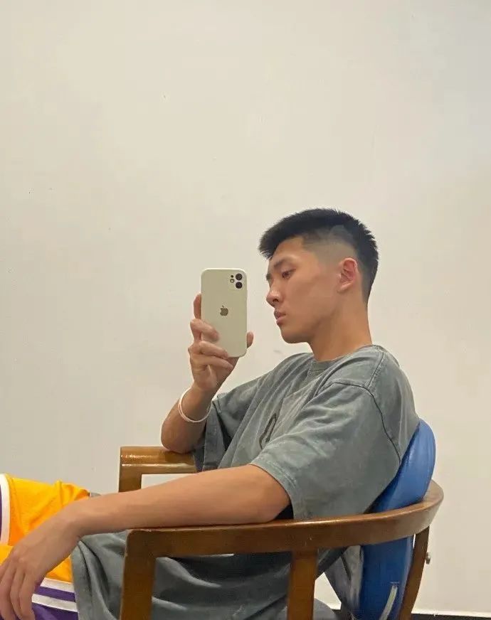  体育生网红被女记者采访揭秘 