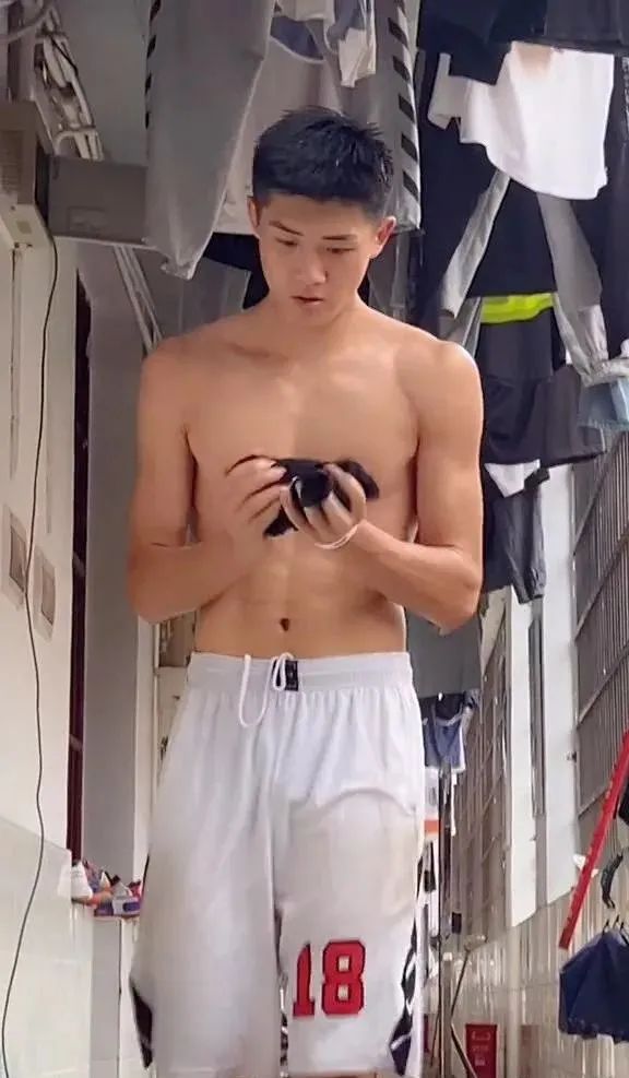  体育生网红被女记者采访揭秘 