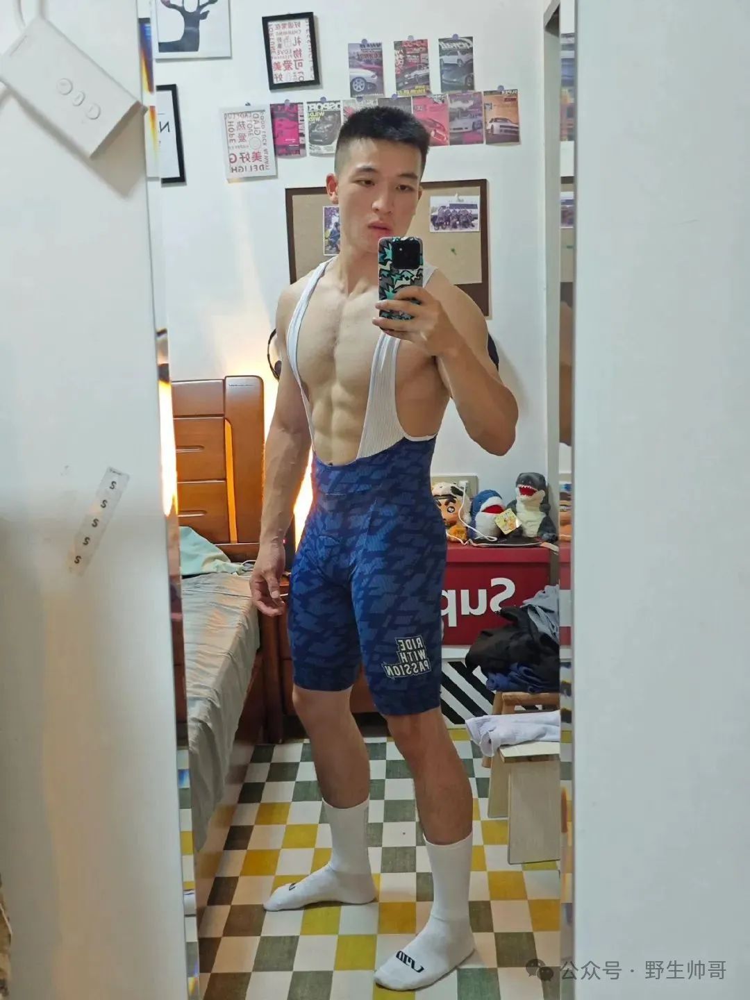 又一枚兵哥脱了自拍，哇喔长腿粗壮实力太强大啦！