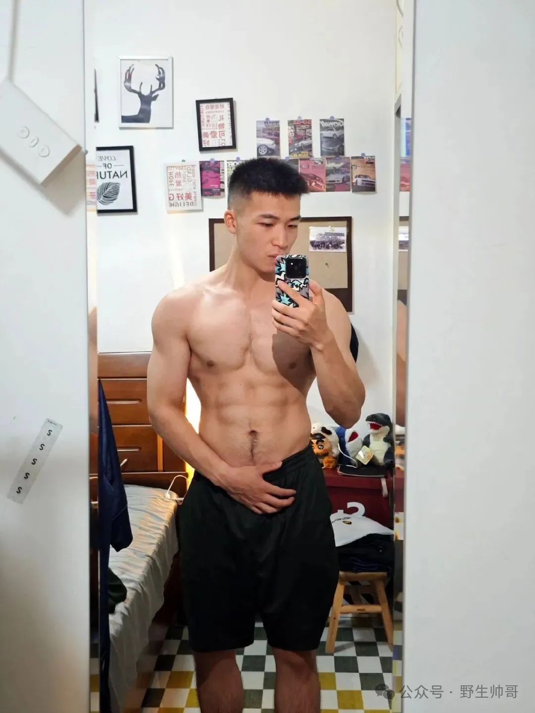 又一枚兵哥脱了自拍，哇喔长腿粗壮实力太强大啦！
