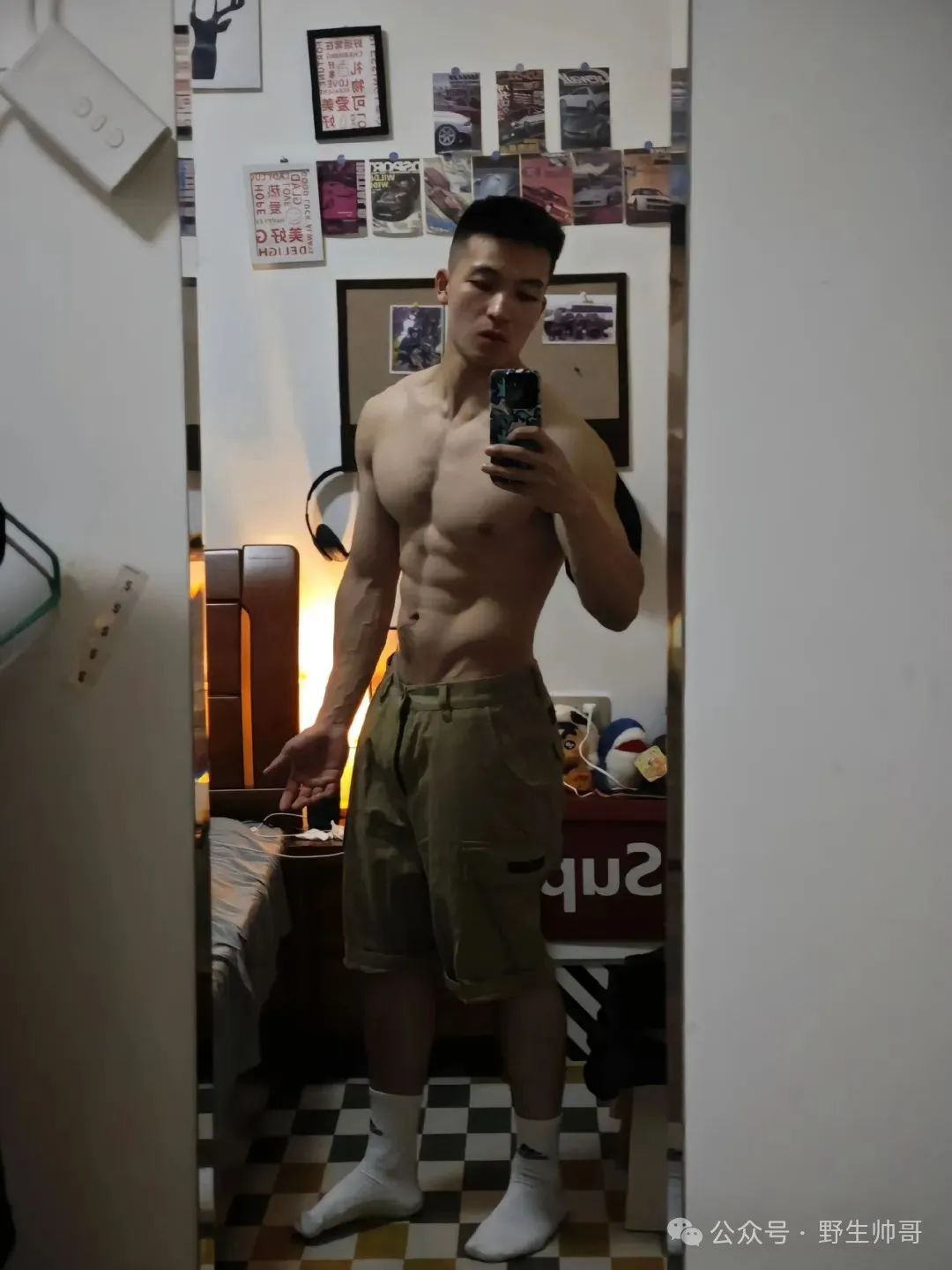 又一枚兵哥脱了自拍，哇喔长腿粗壮实力太强大啦！