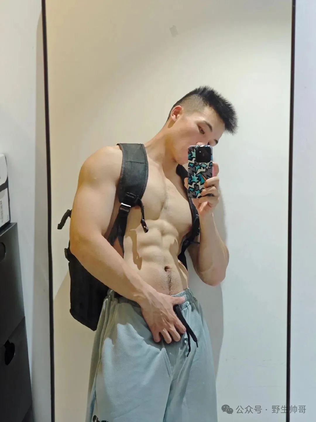 又一枚兵哥脱了自拍，哇喔长腿粗壮实力太强大啦！