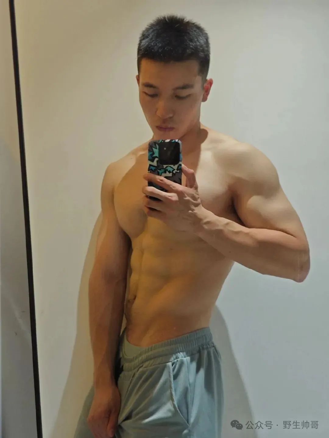 又一枚兵哥脱了自拍，哇喔长腿粗壮实力太强大啦！