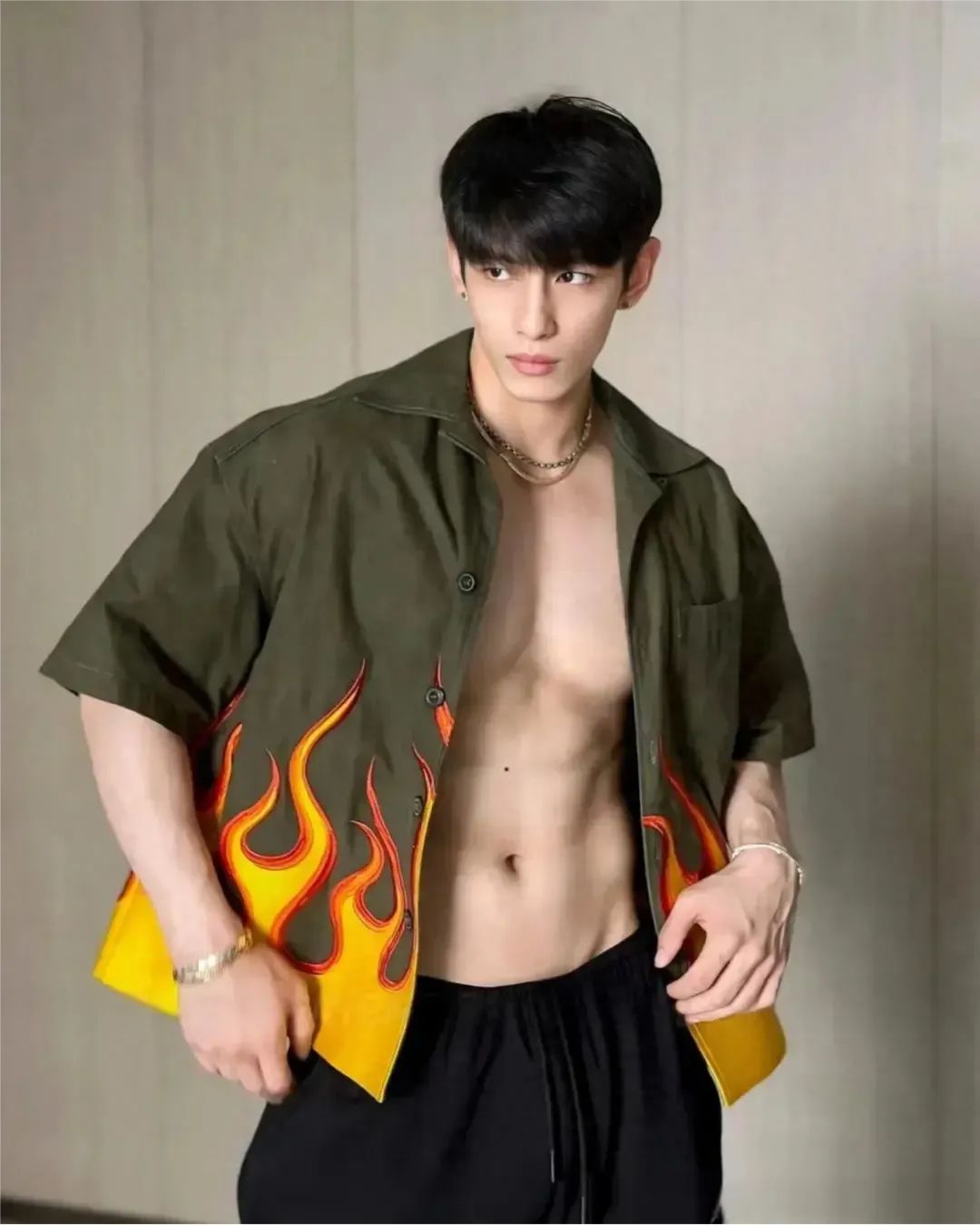 186cm 的篮球男神，颜值爆表，肌肉线条让人爱不释手！