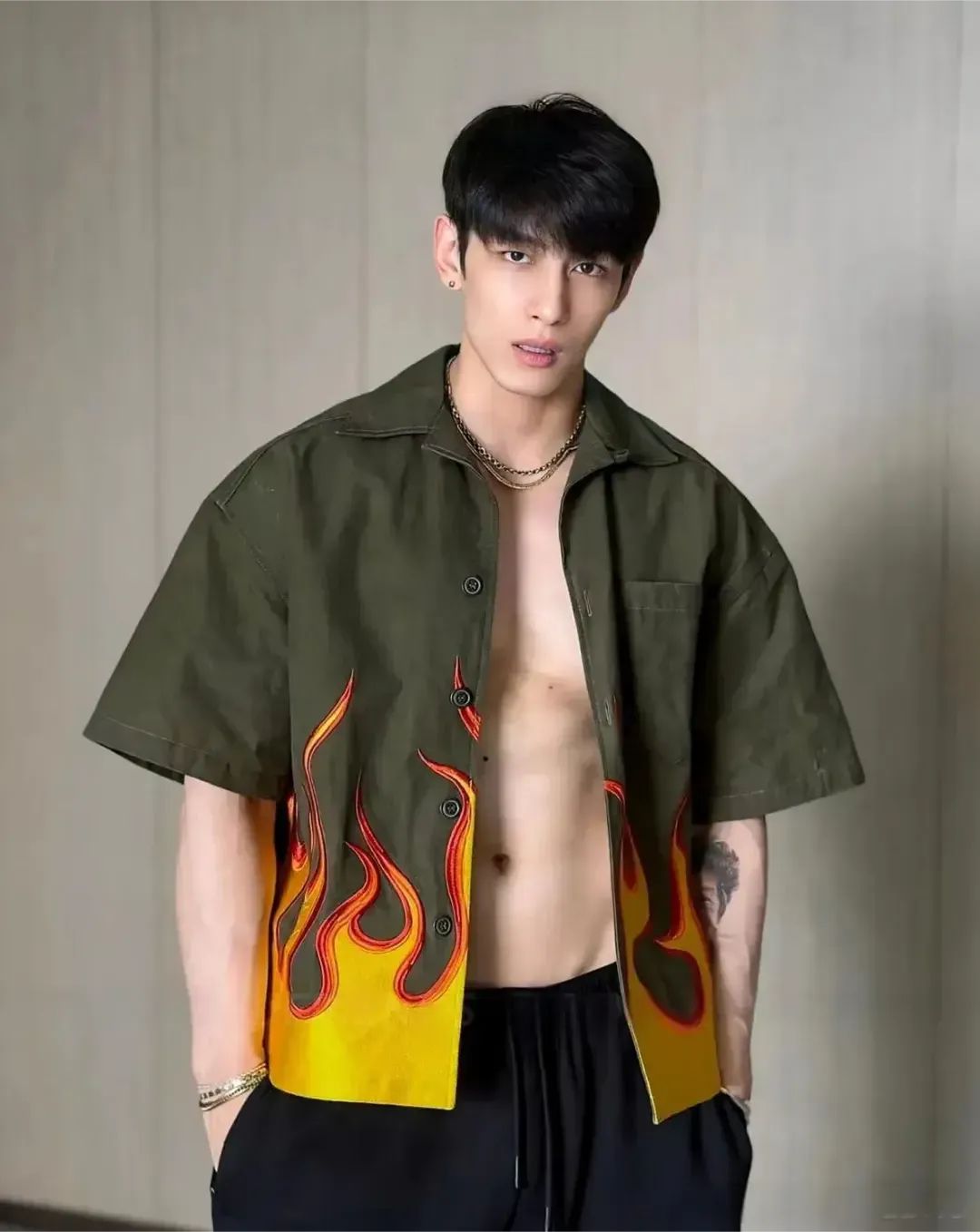 186cm 的篮球男神，颜值爆表，肌肉线条让人爱不释手！