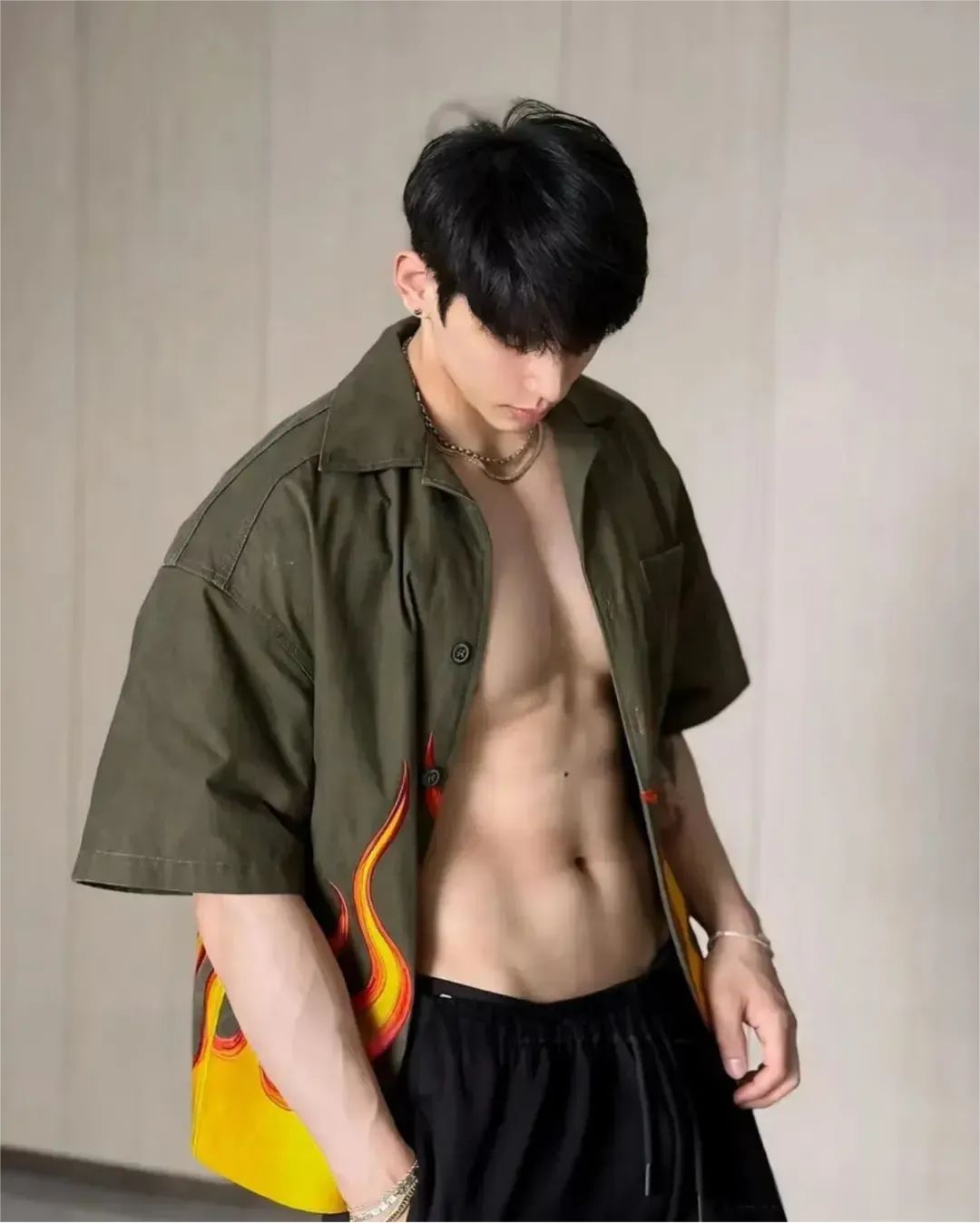 186cm 的篮球男神，颜值爆表，肌肉线条让人爱不释手！