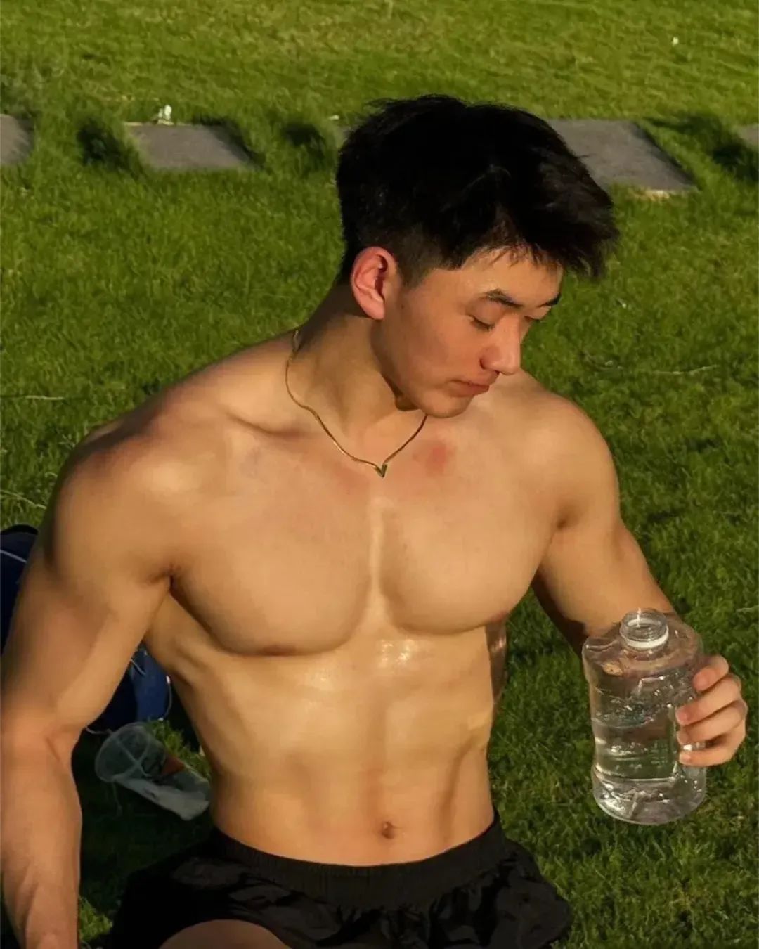 186cm 的篮球男神，颜值爆表，肌肉线条让人爱不释手！