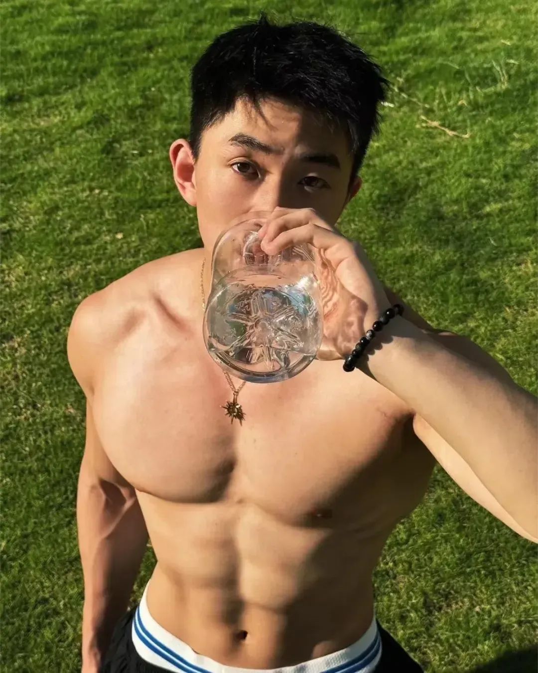 186cm 的篮球男神，颜值爆表，肌肉线条让人爱不释手！