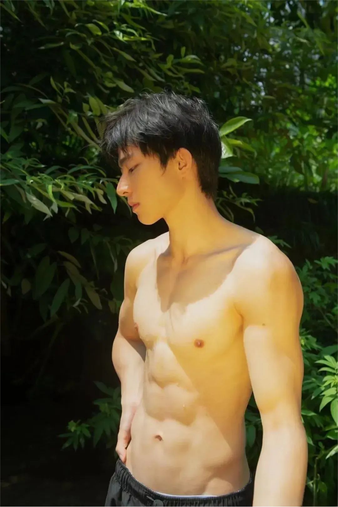 186cm 的篮球男神，颜值爆表，肌肉线条让人爱不释手！
