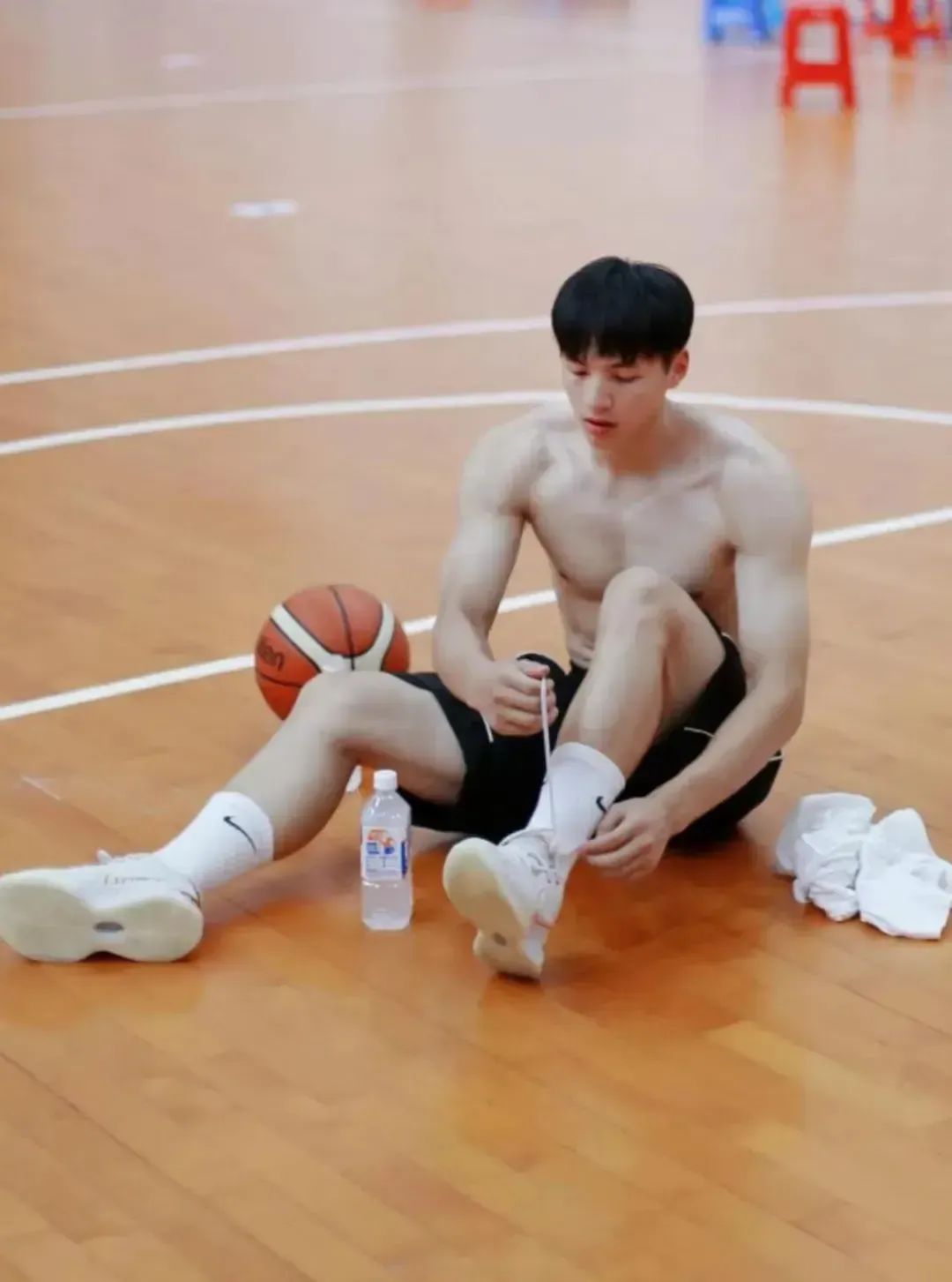 186cm 的篮球男神，颜值爆表，肌肉线条让人爱不释手！