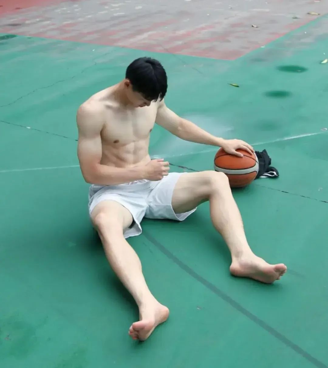 186cm 的篮球男神，颜值爆表，肌肉线条让人爱不释手！