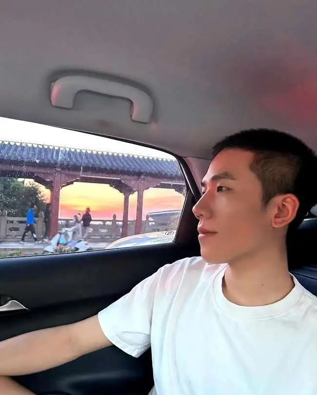 02 年鲜肉小哥哥，寸头下的荷尔蒙颜值爆发 