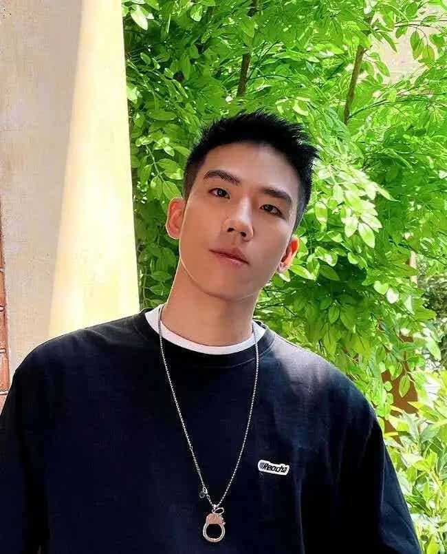 02 年鲜肉小哥哥，寸头下的荷尔蒙颜值爆发