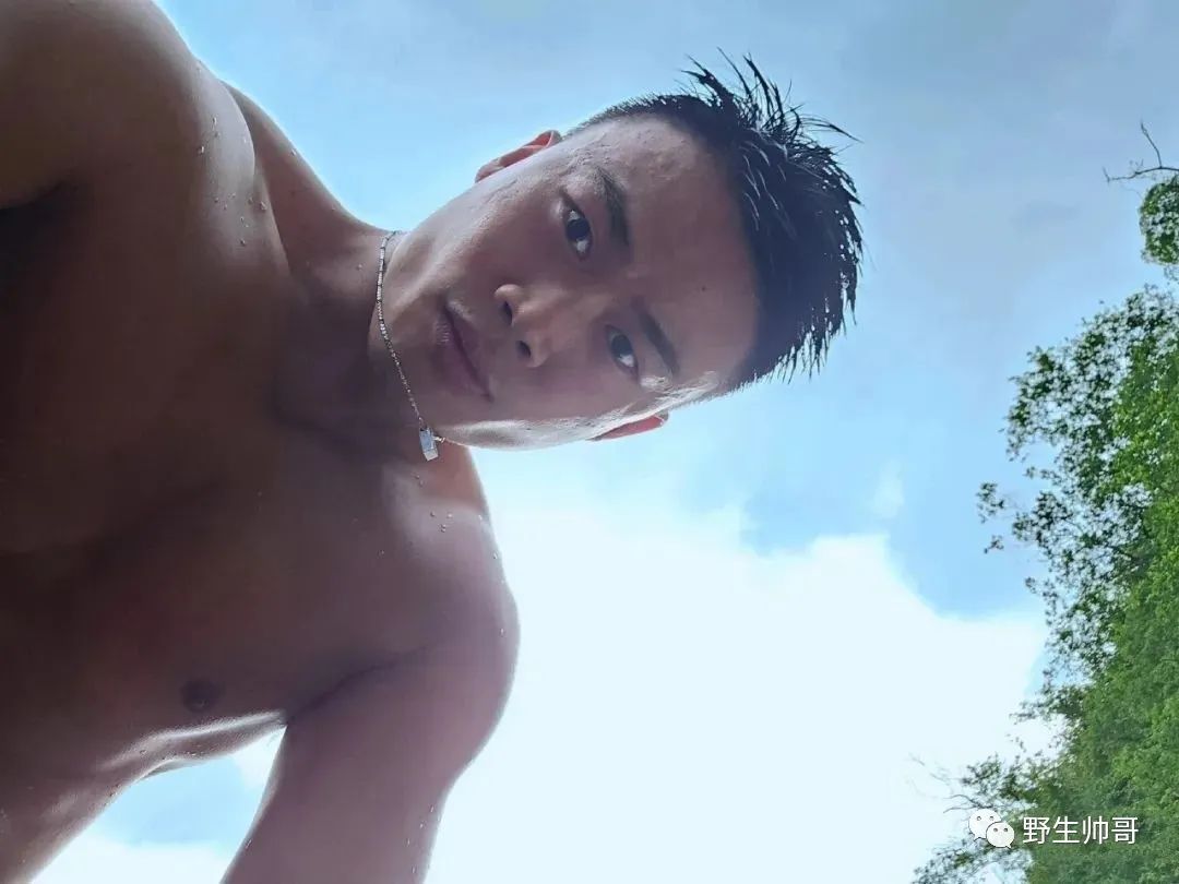 围一条浴巾的山东肌肉大胸男，大鼻子太会撩了！