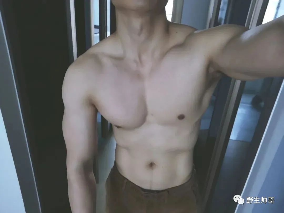 围一条浴巾的山东肌肉大胸男，大鼻子太会撩了！