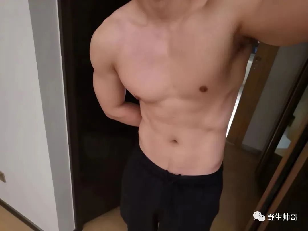 围一条浴巾的山东肌肉大胸男，大鼻子太会撩了！